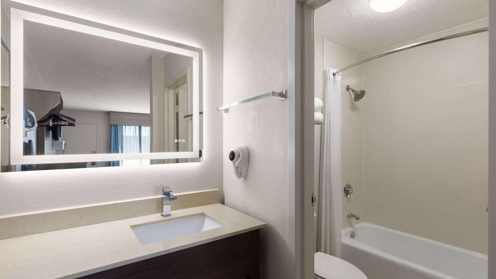Baymont By Wyndham Airport Hotel