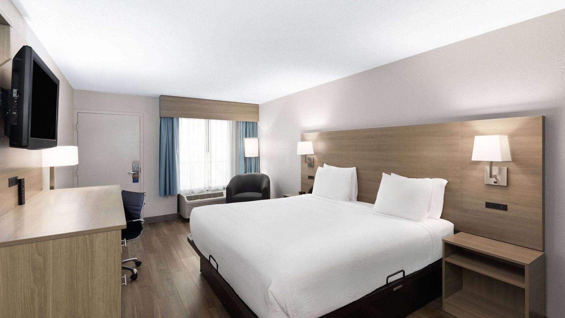 Baymont By Wyndham Airport 2*