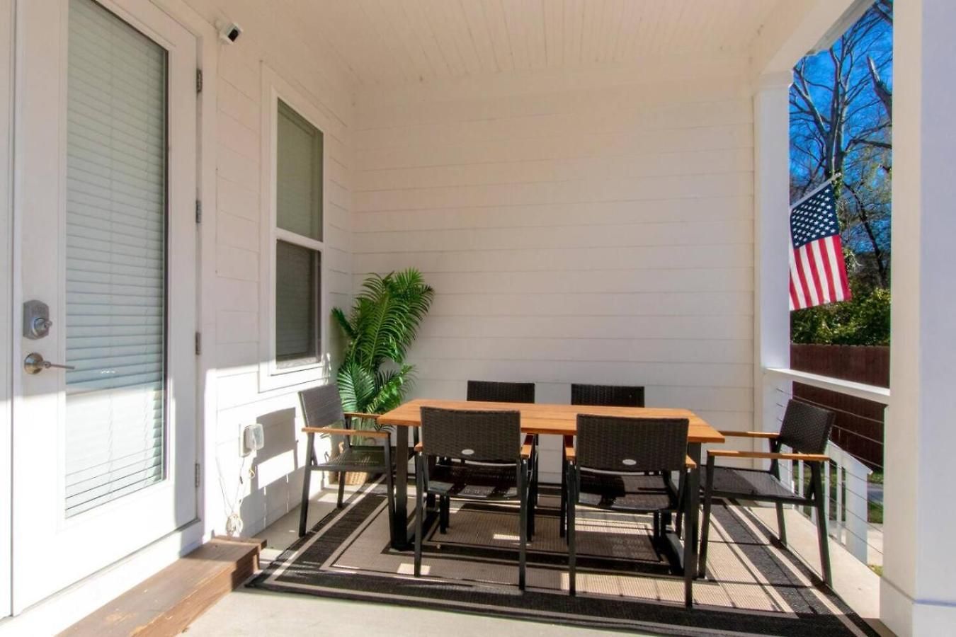 Spectacular Vibes - 5 Stars - Giant Covered Patio Holiday home *