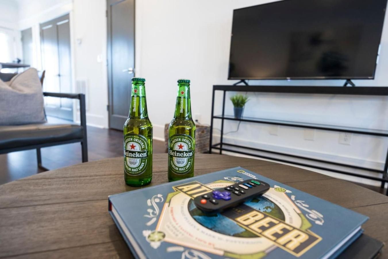 Minutes To Broadway Stylish Gated Townhome Holiday home