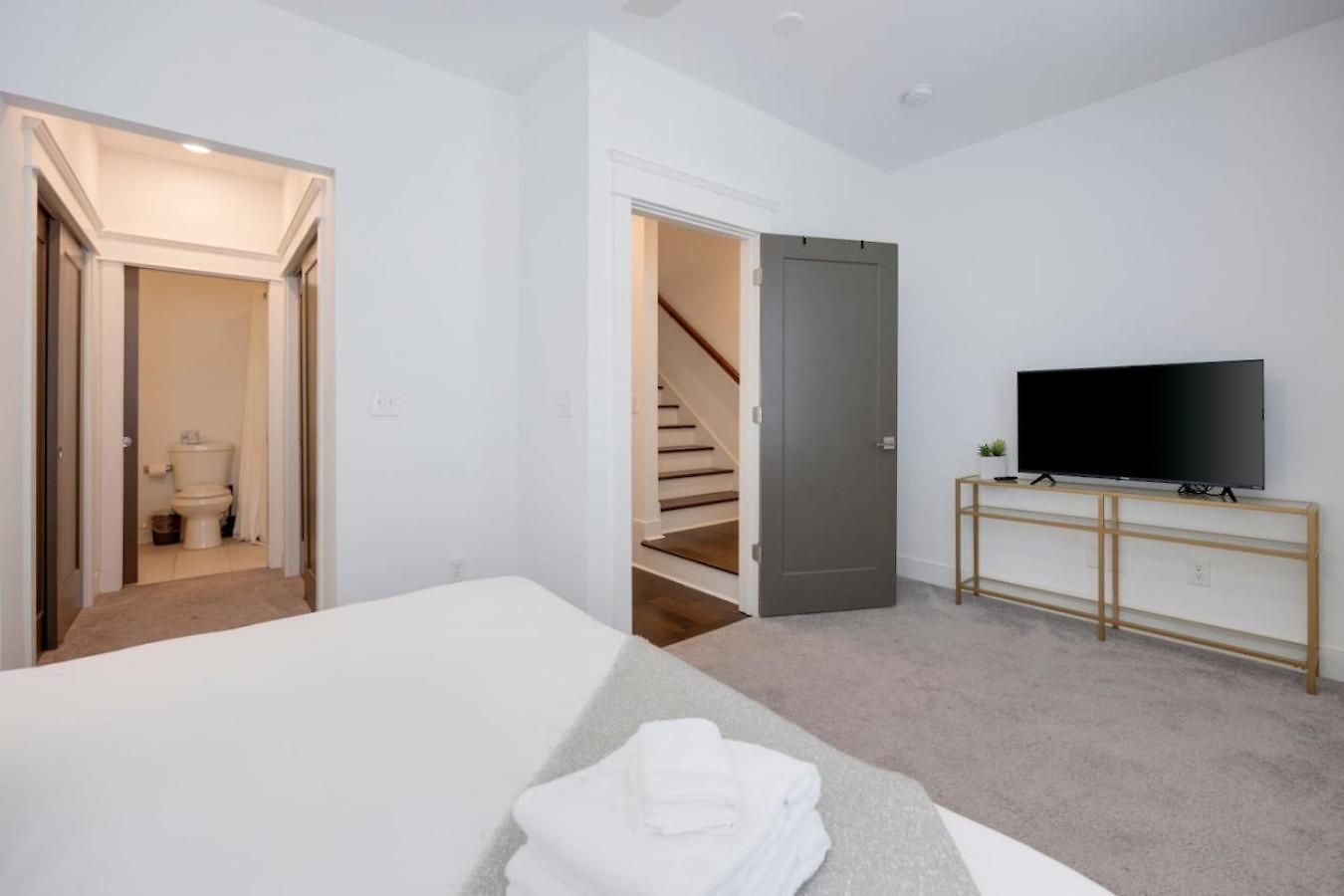 Minutes To Broadway Stylish Gated Townhome Holiday home Nashville
