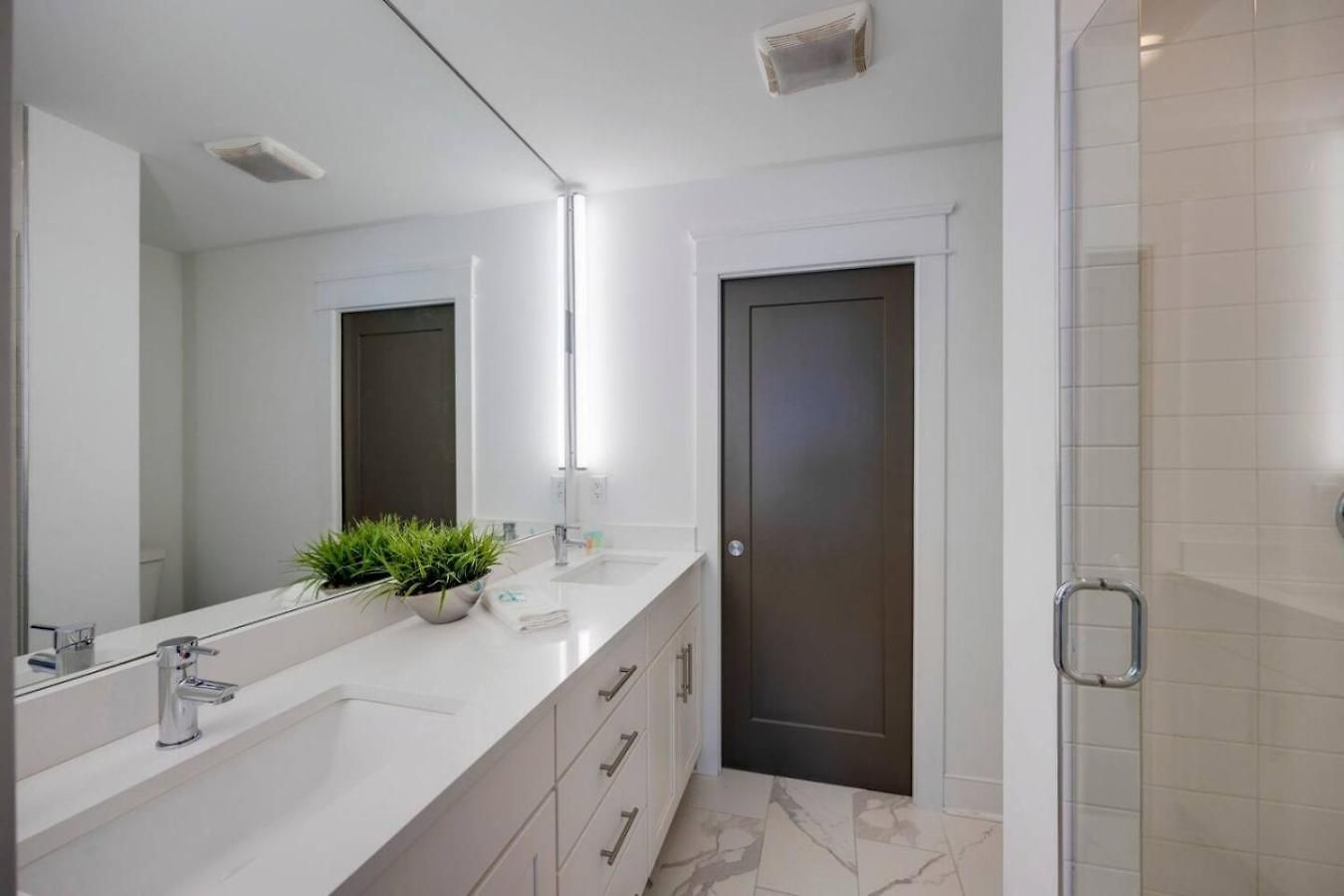 Minutes To Broadway Stylish Gated Townhome Nashville