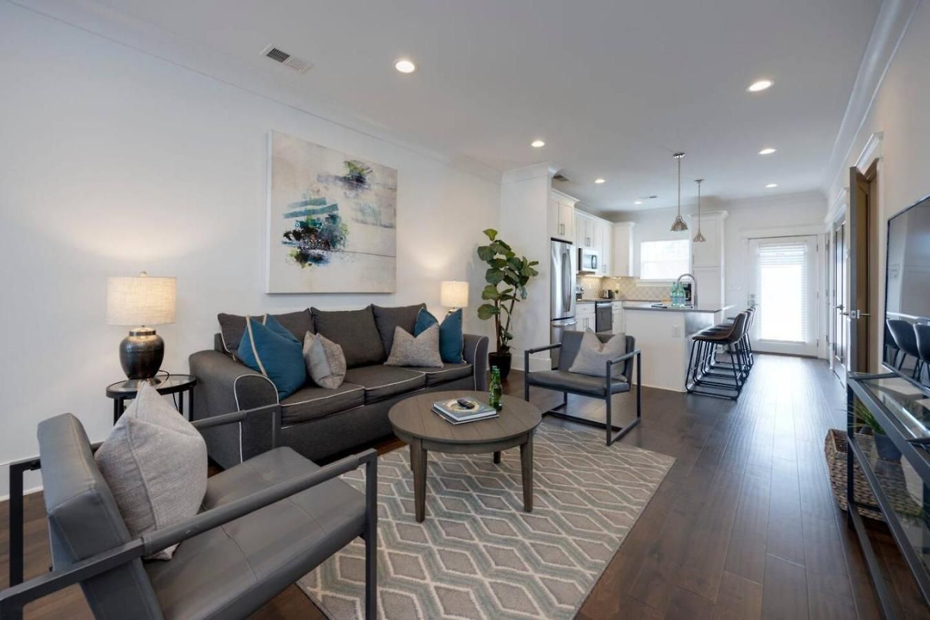 Minutes To Broadway Stylish Gated Townhome * Nashville