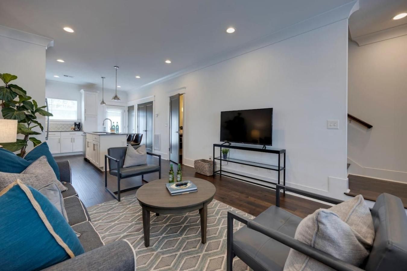Minutes To Broadway Stylish Gated Townhome Holiday home