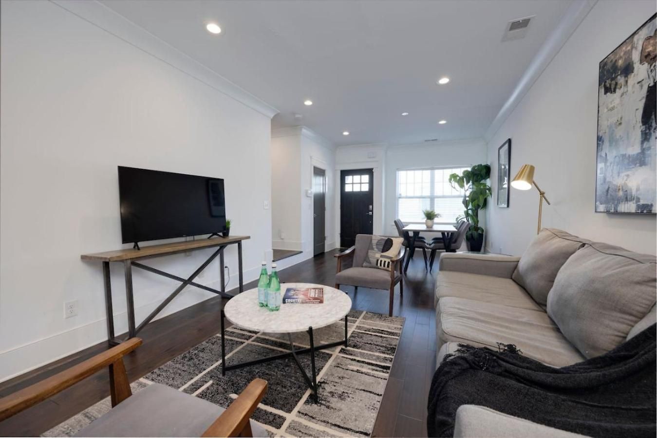 Minutes To Broadway Pet Friendly Escape