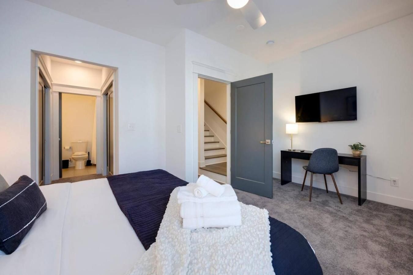Beautiful Music Townhome Great Location *