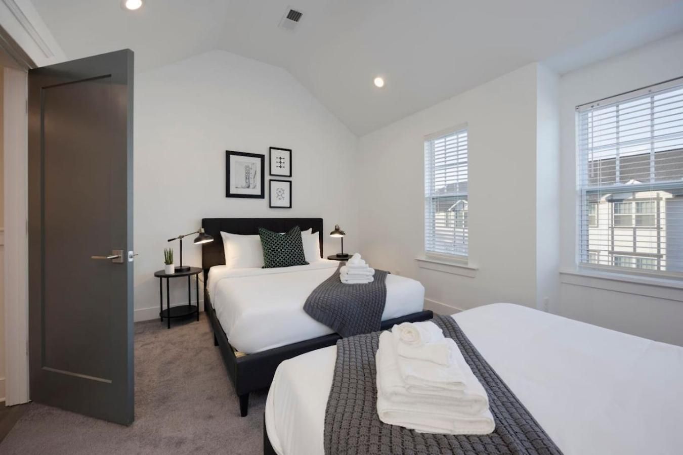 Beautiful Music Townhome Great Location