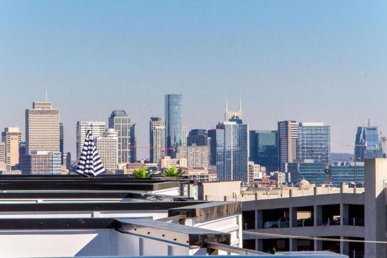 Beautiful West Rooftop Deck *