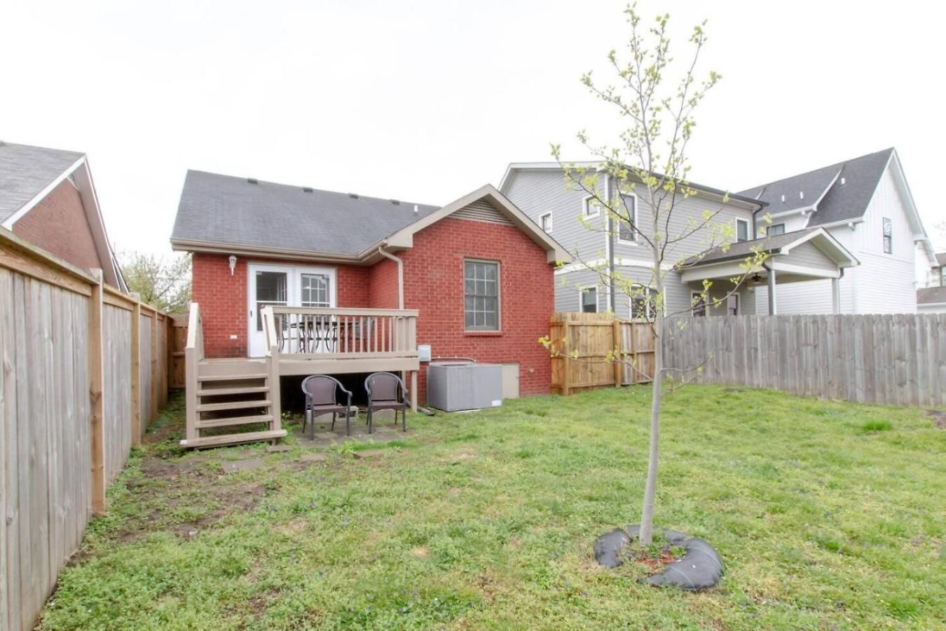 Bright And Fresh Large Backyard Minutes To Broadway Holiday home