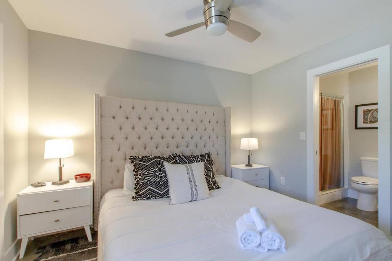 Chic Private Rooftop Minutes To Downtown Holiday home