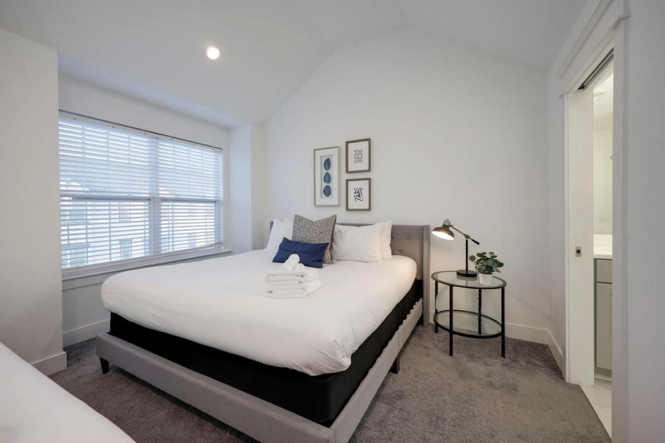 Minutes To Broadway Gorgeous Gated Townhome *
