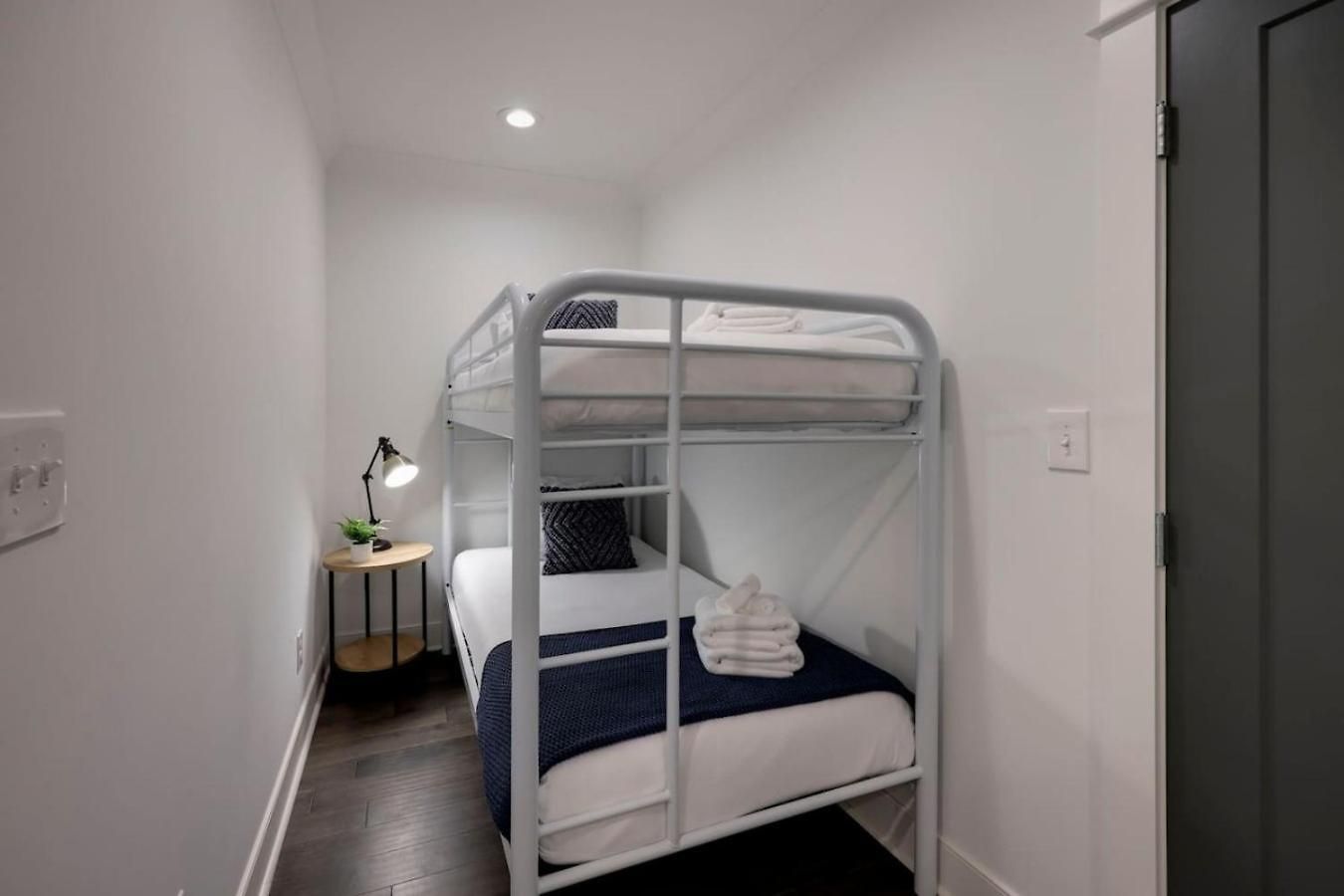 Minutes To Broadway Gorgeous Gated Townhome Nashville