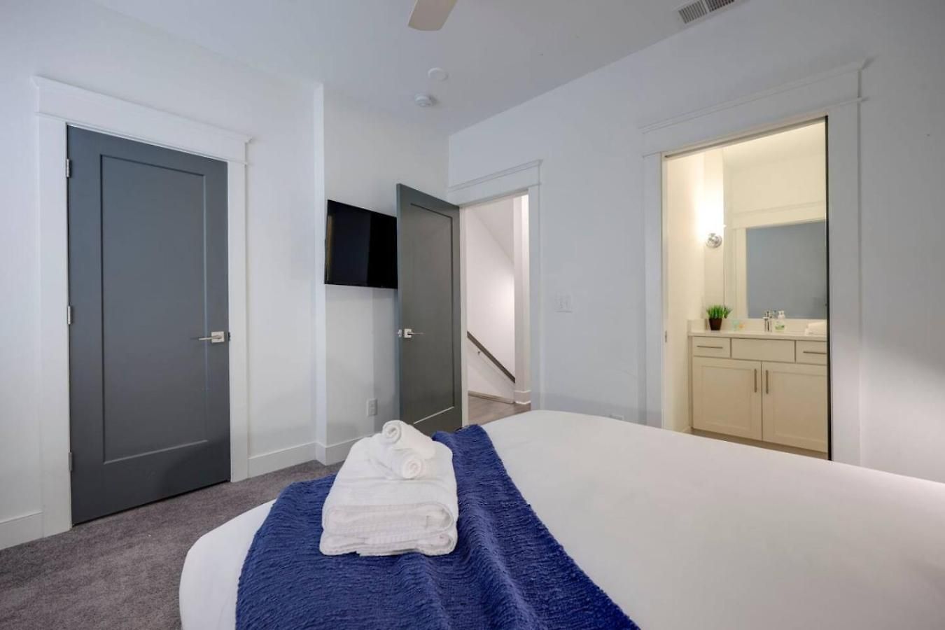 Minutes To Broadway Gorgeous Gated Townhome