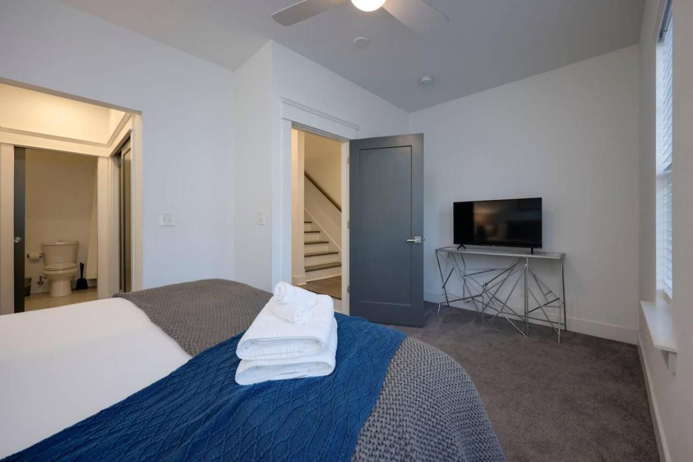 Minutes To Broadway Gorgeous Gated Townhome Holiday home *