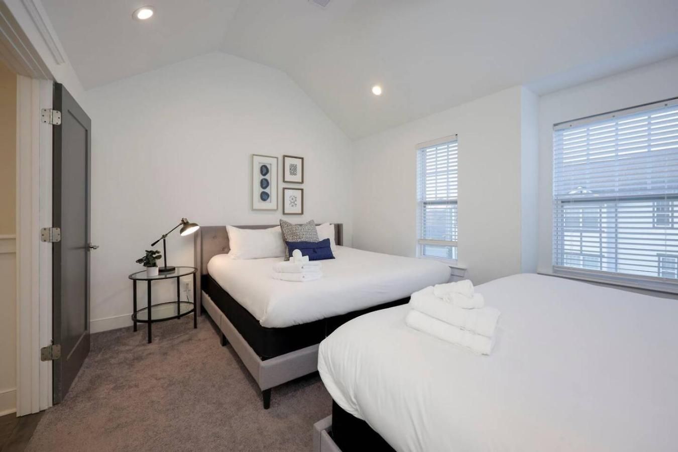 Minutes To Broadway Gorgeous Gated Townhome *