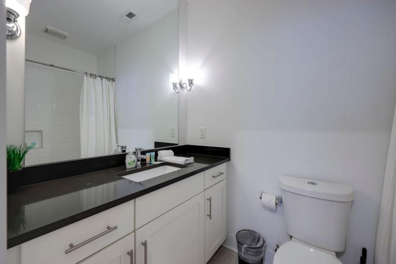 Minutes To Broadway Gorgeous Gated Townhome * Nashville