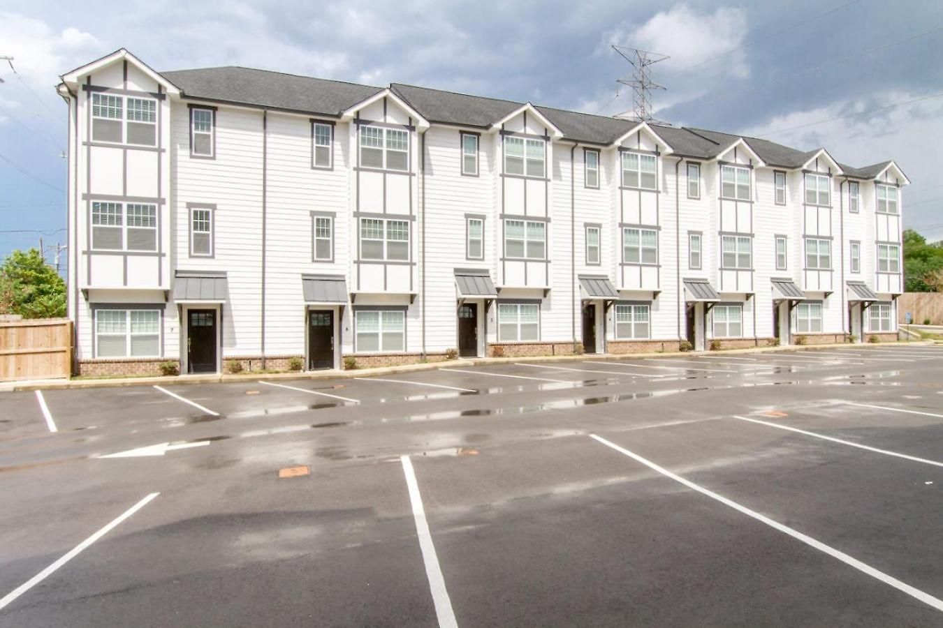 Minutes To Broadway Gorgeous Gated Townhome Holiday home