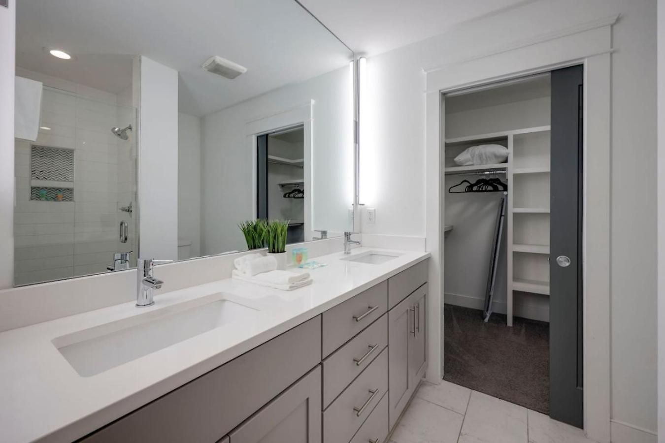 Minutes To Broadway Gorgeous Gated Townhome *