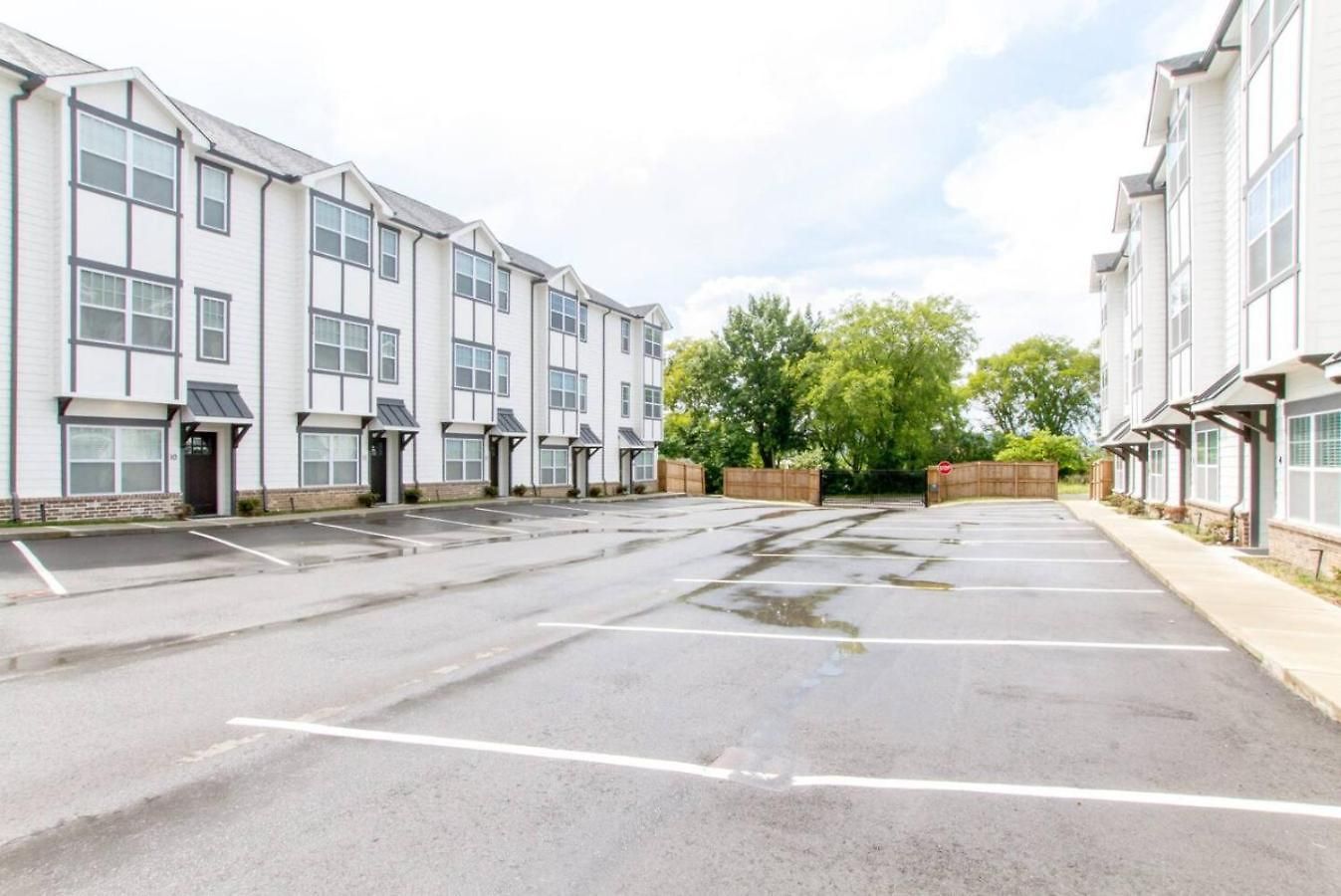 Minutes To Broadway Gorgeous Gated Townhome Nashville