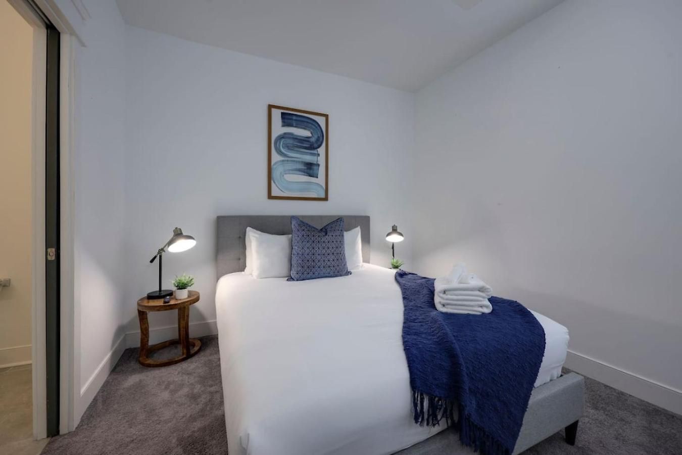 Minutes To Broadway Gorgeous Gated Townhome Holiday home