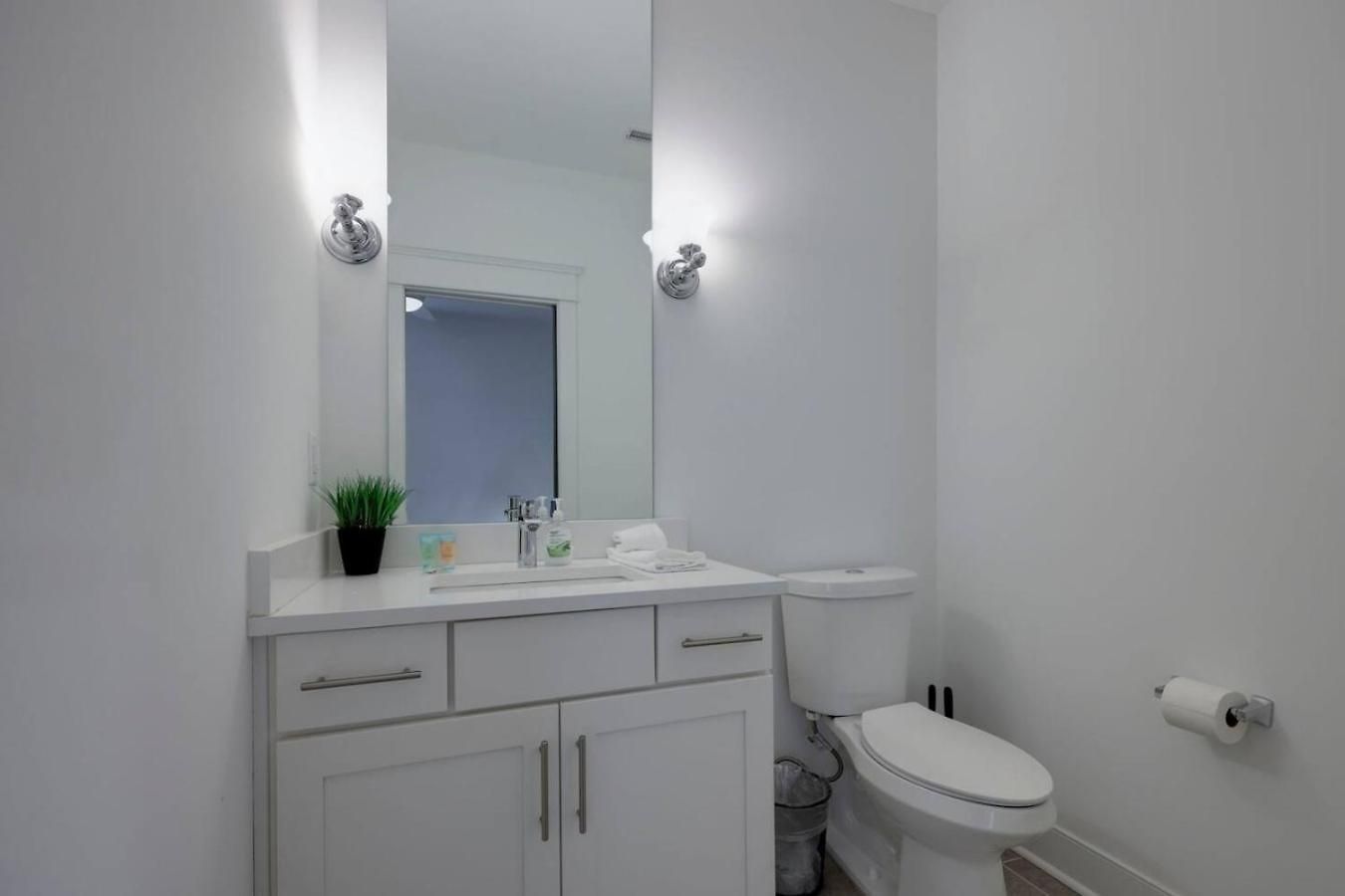 Minutes To Broadway Gorgeous Gated Townhome