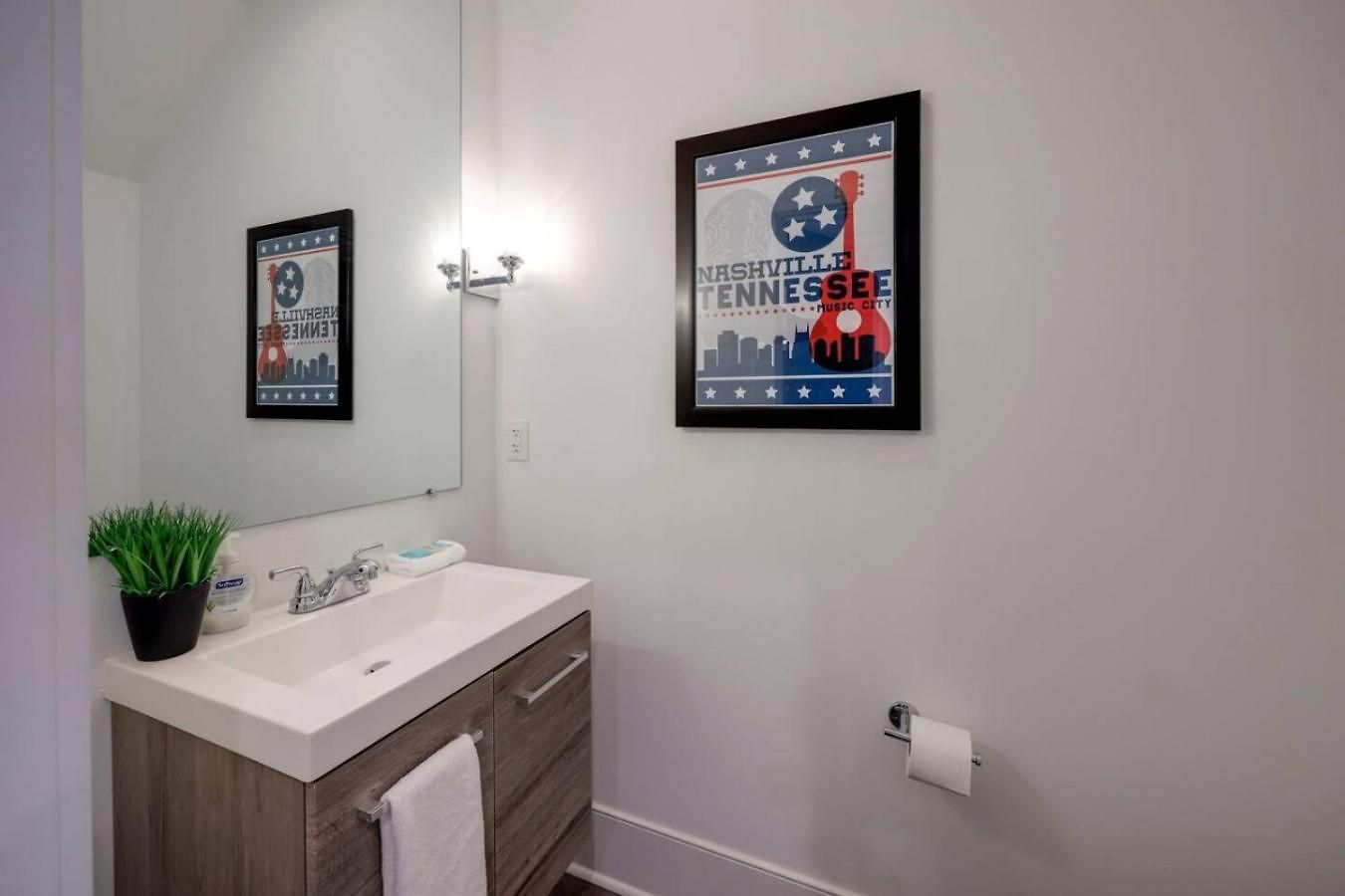 Minutes To Broadway Gorgeous Gated Townhome Holiday home *