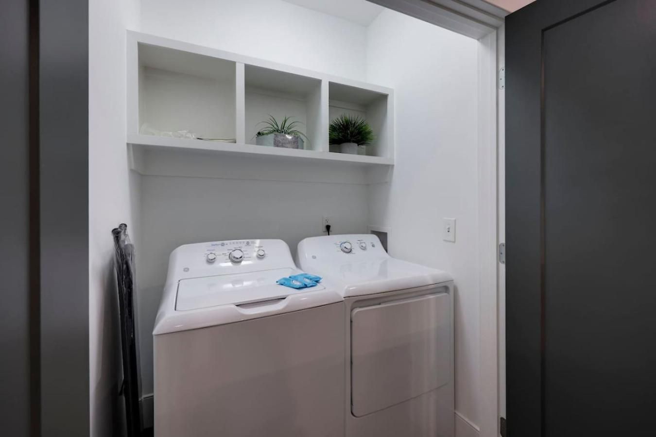 Minutes To Broadway Gorgeous Gated Townhome Holiday home Nashville