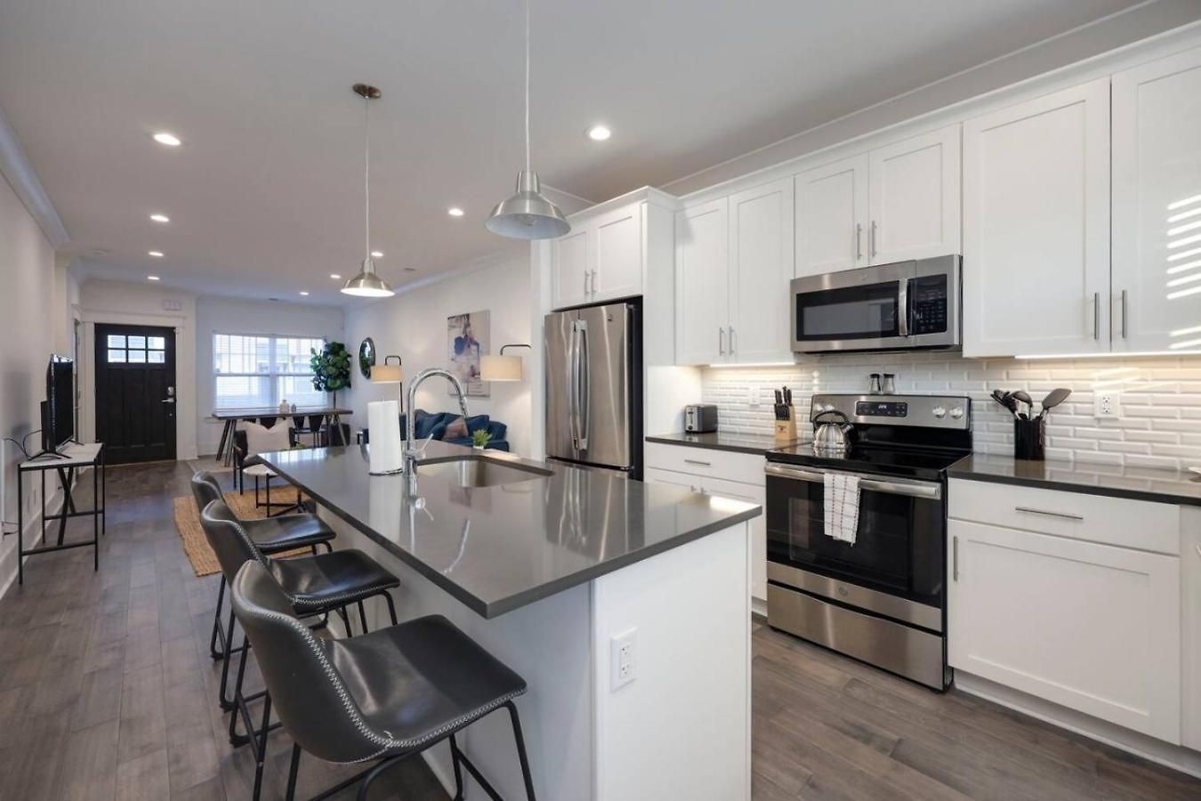 Minutes To Broadway Gorgeous Gated Townhome