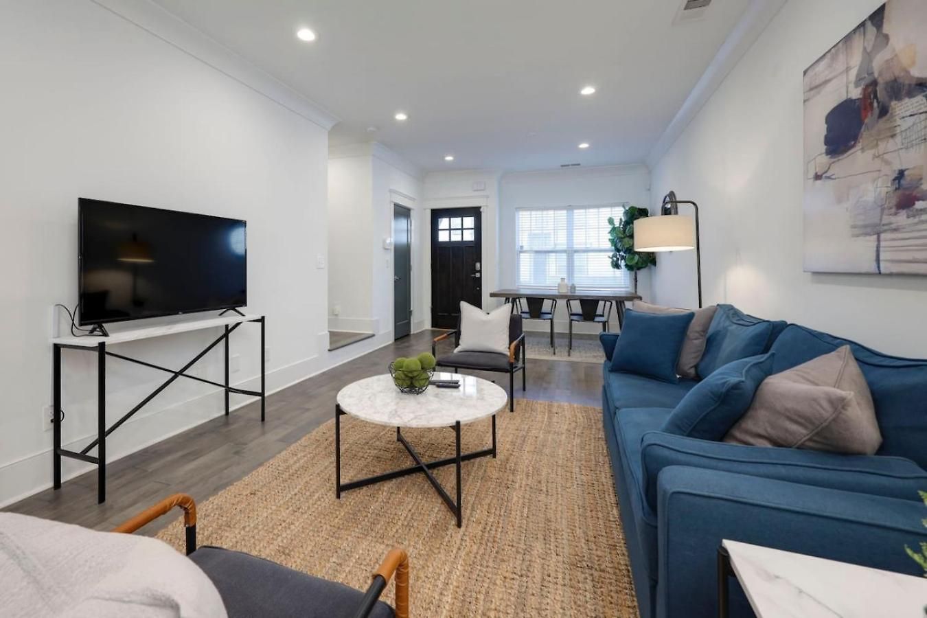 Minutes To Broadway Gorgeous Gated Townhome Holiday home