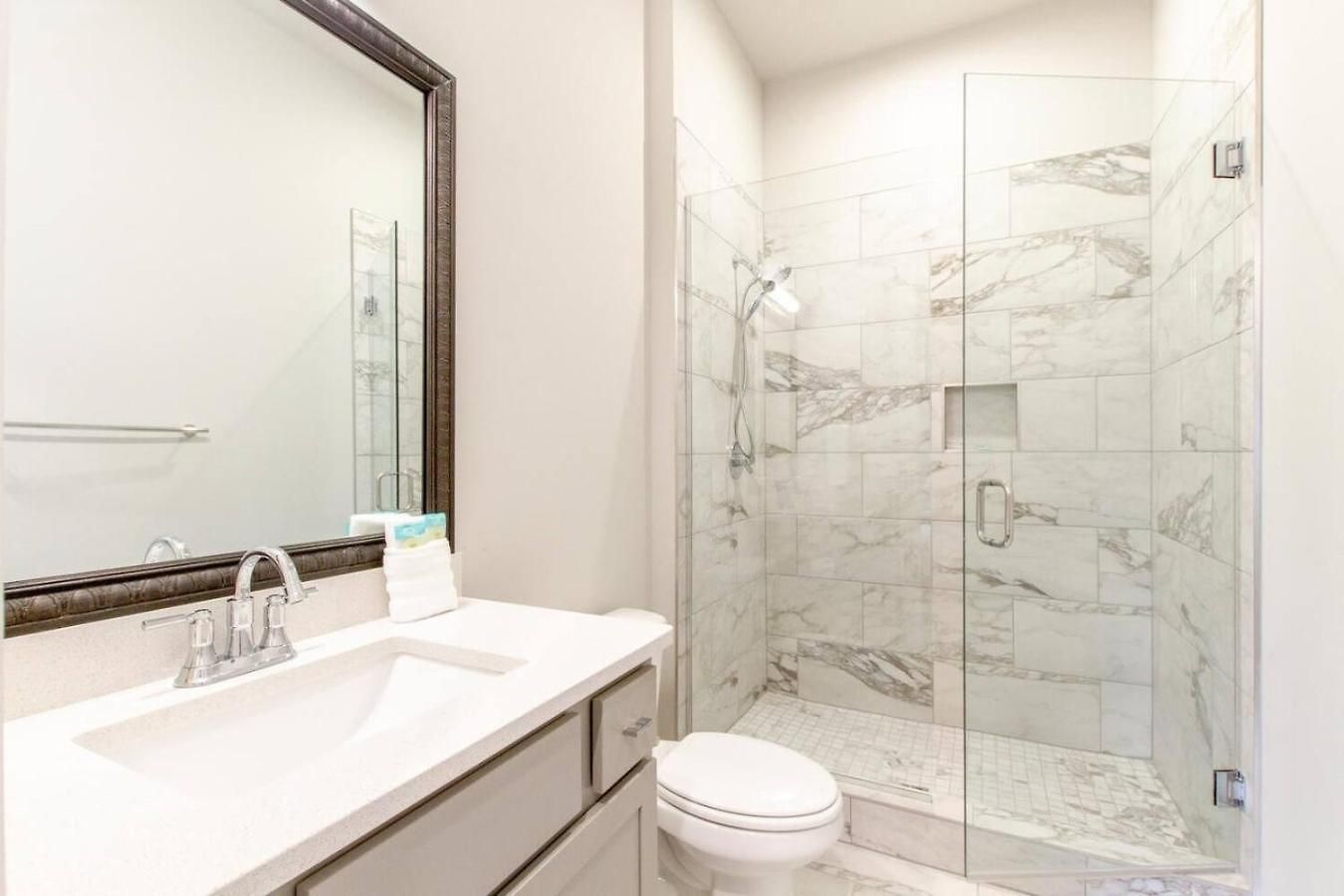 Spacious Contemporary Townhome With Private Rooftop Holiday home *