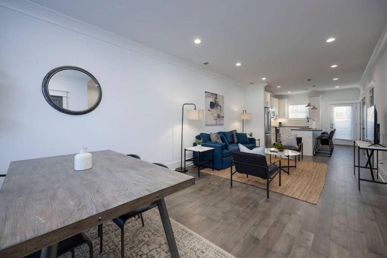 Minutes To Broadway Gorgeous Gated Townhome