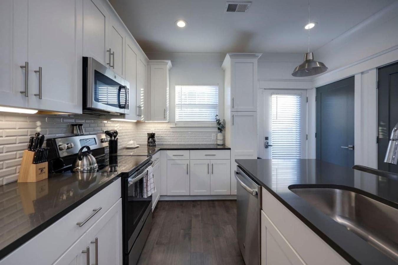Minutes To Broadway Gorgeous Gated Townhome Holiday home *