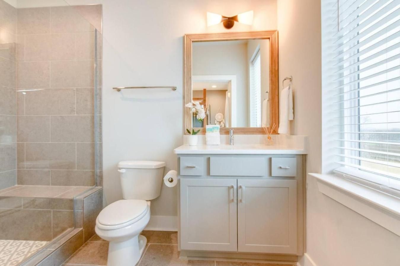 Spacious Contemporary Townhome With Private Rooftop *