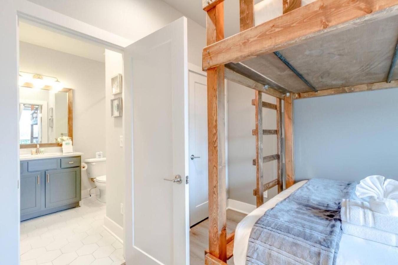 Spacious Contemporary Townhome With Private Rooftop * Nashville