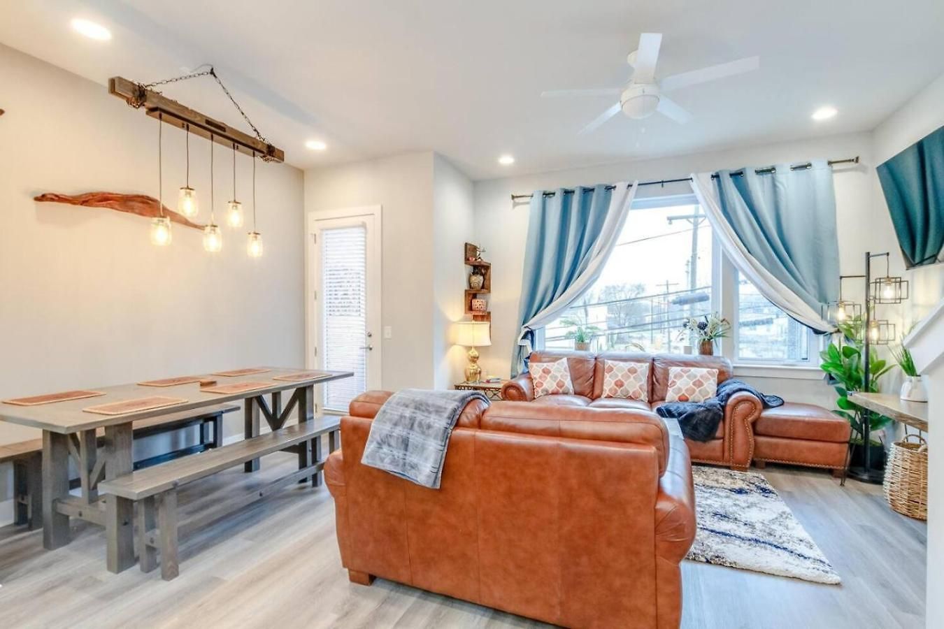 Spacious Contemporary Townhome With Private Rooftop Holiday home *