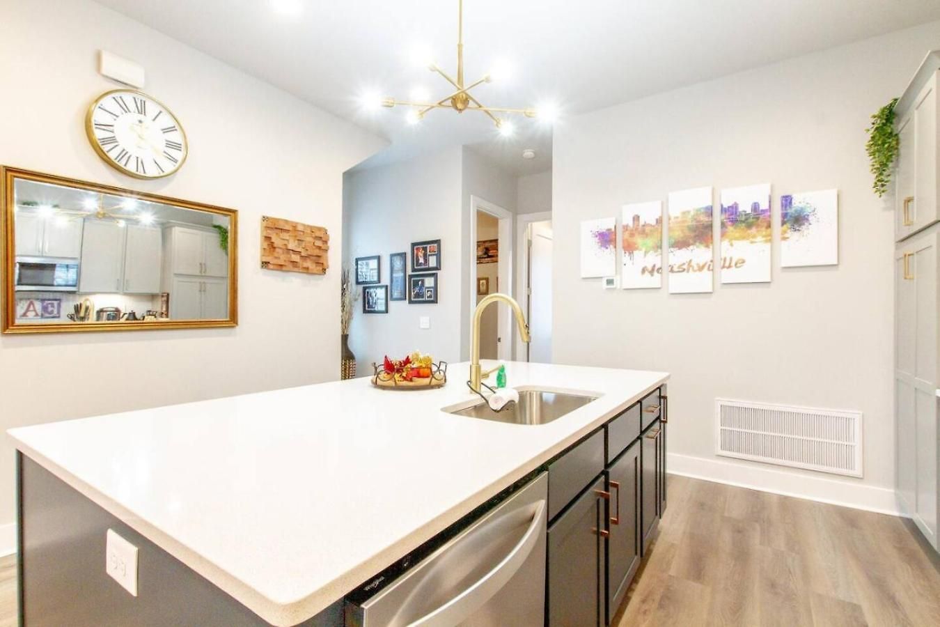 Spacious Contemporary Townhome With Private Rooftop Holiday home *