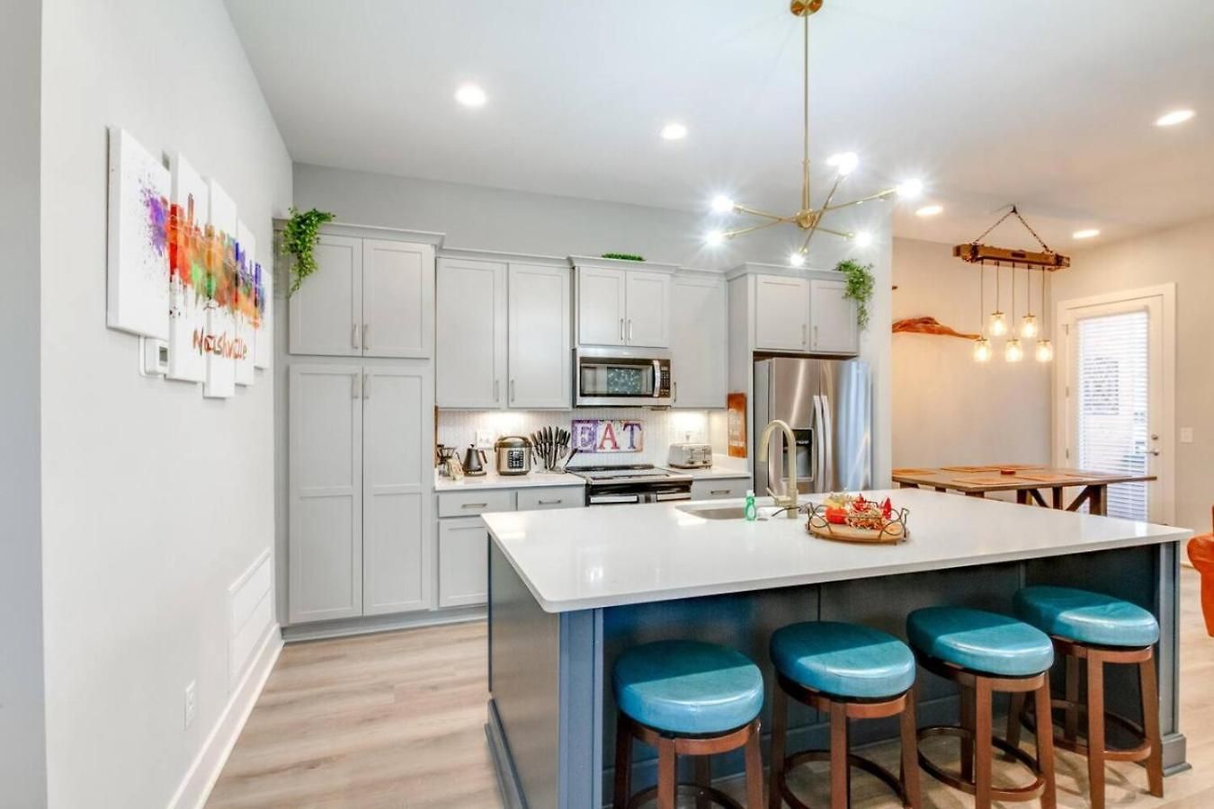 Spacious Contemporary Townhome With Private Rooftop Holiday home *