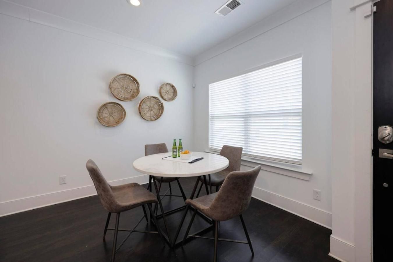 Minutes To Broadway Spacious Townhouse