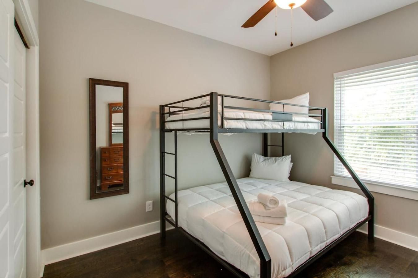 Gorgeous Downtown Pad 3 Bedroom 2.5 Bath Large Patio Nashville