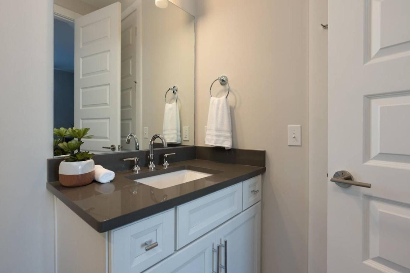 Large Royal Townhome Beautiful Design And Rooftop Holiday home Nashville
