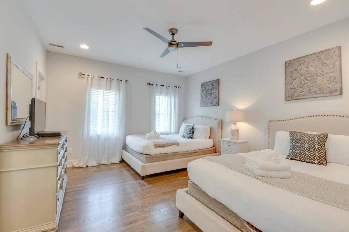 Hilltop Charmer Super Close To Downtown Three Bedroom *
