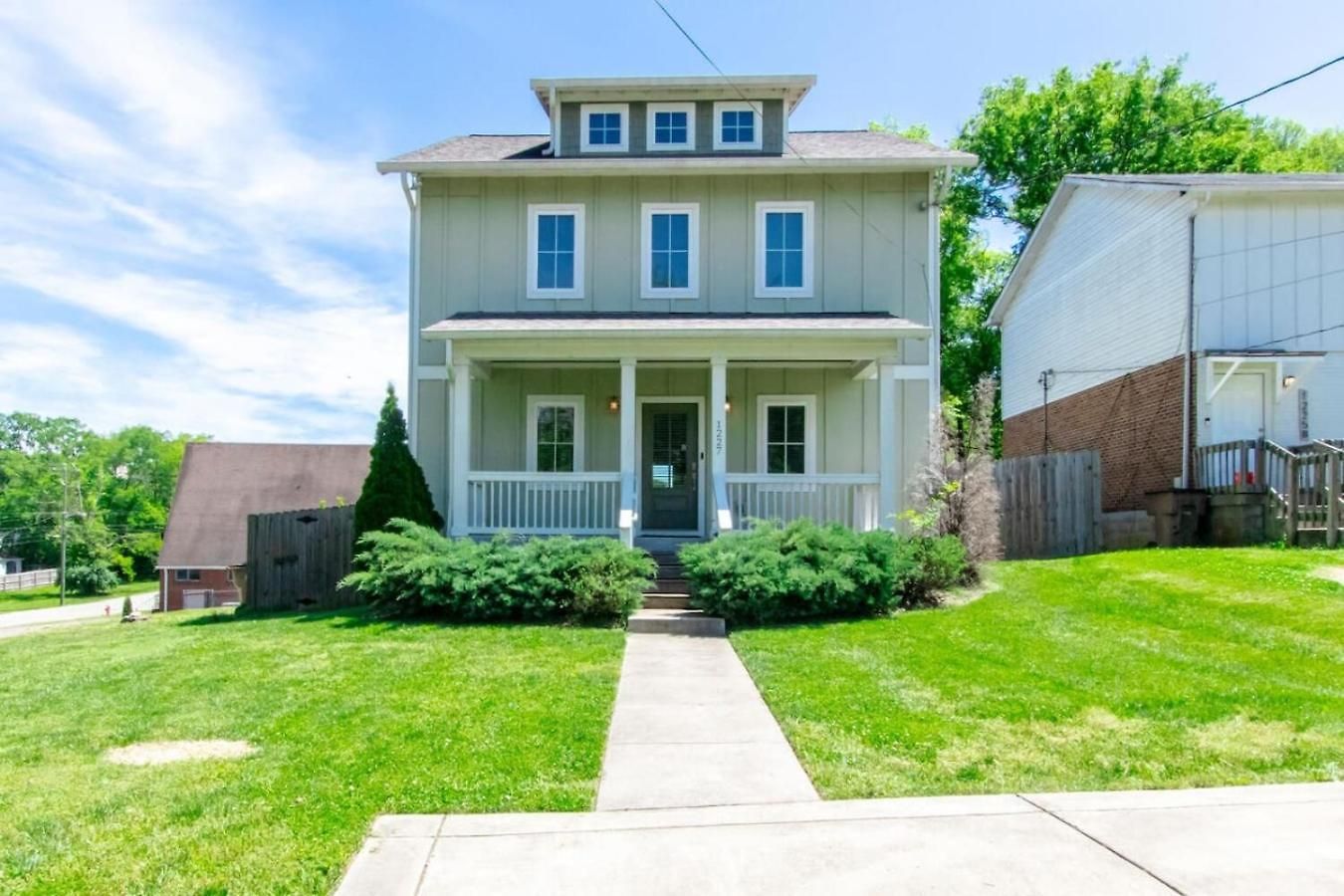 Hilltop Charmer Super Close To Downtown Three Bedroom