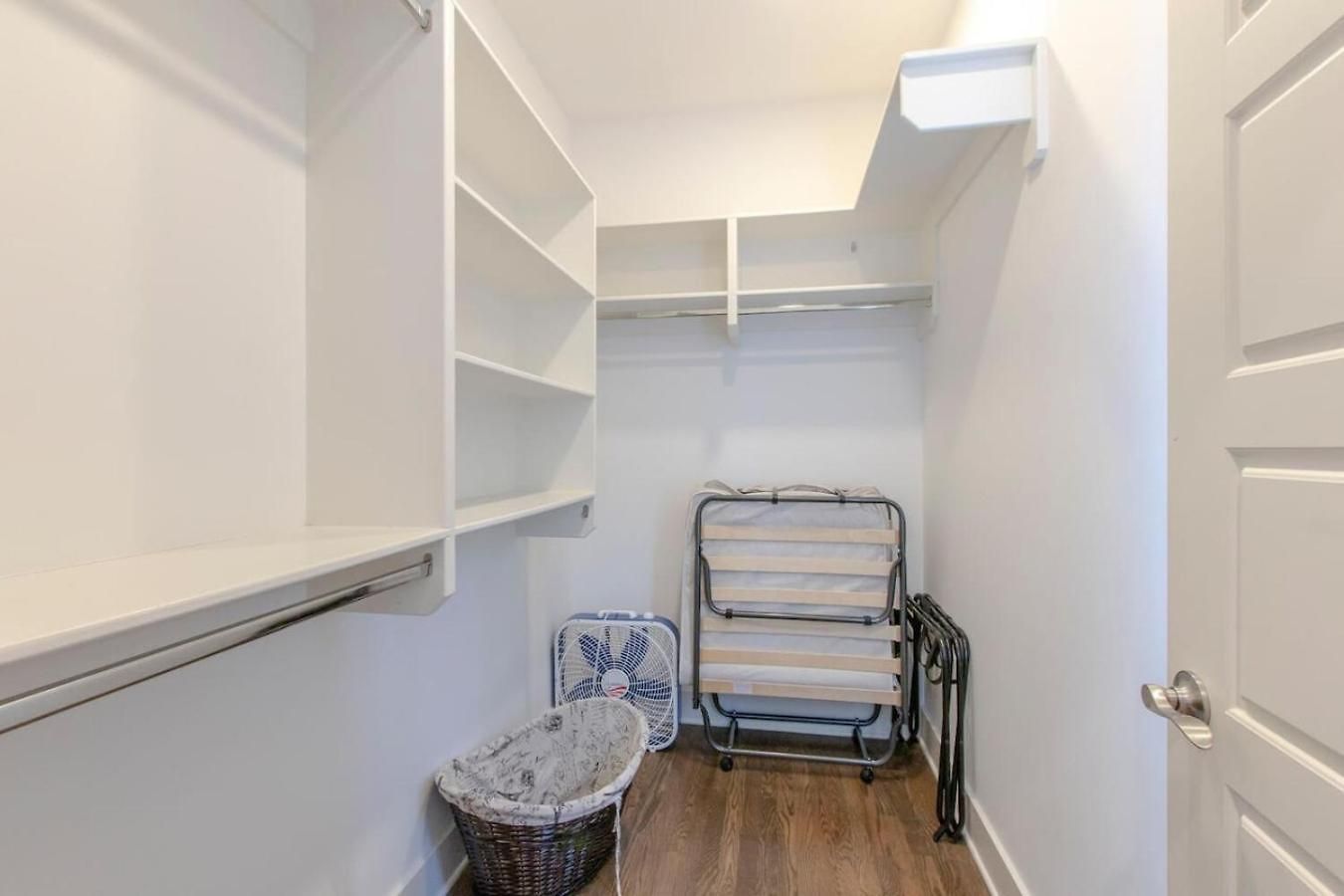Hilltop Charmer Super Close To Downtown Three Bedroom Holiday home