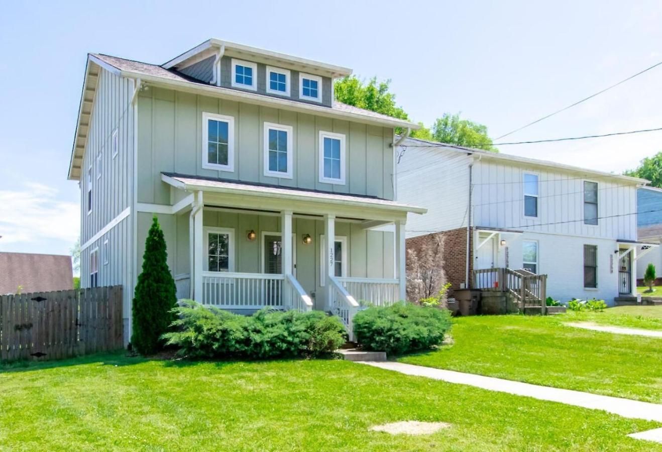 Holiday home Hilltop Charmer Super Close To Downtown Three Bedroom *