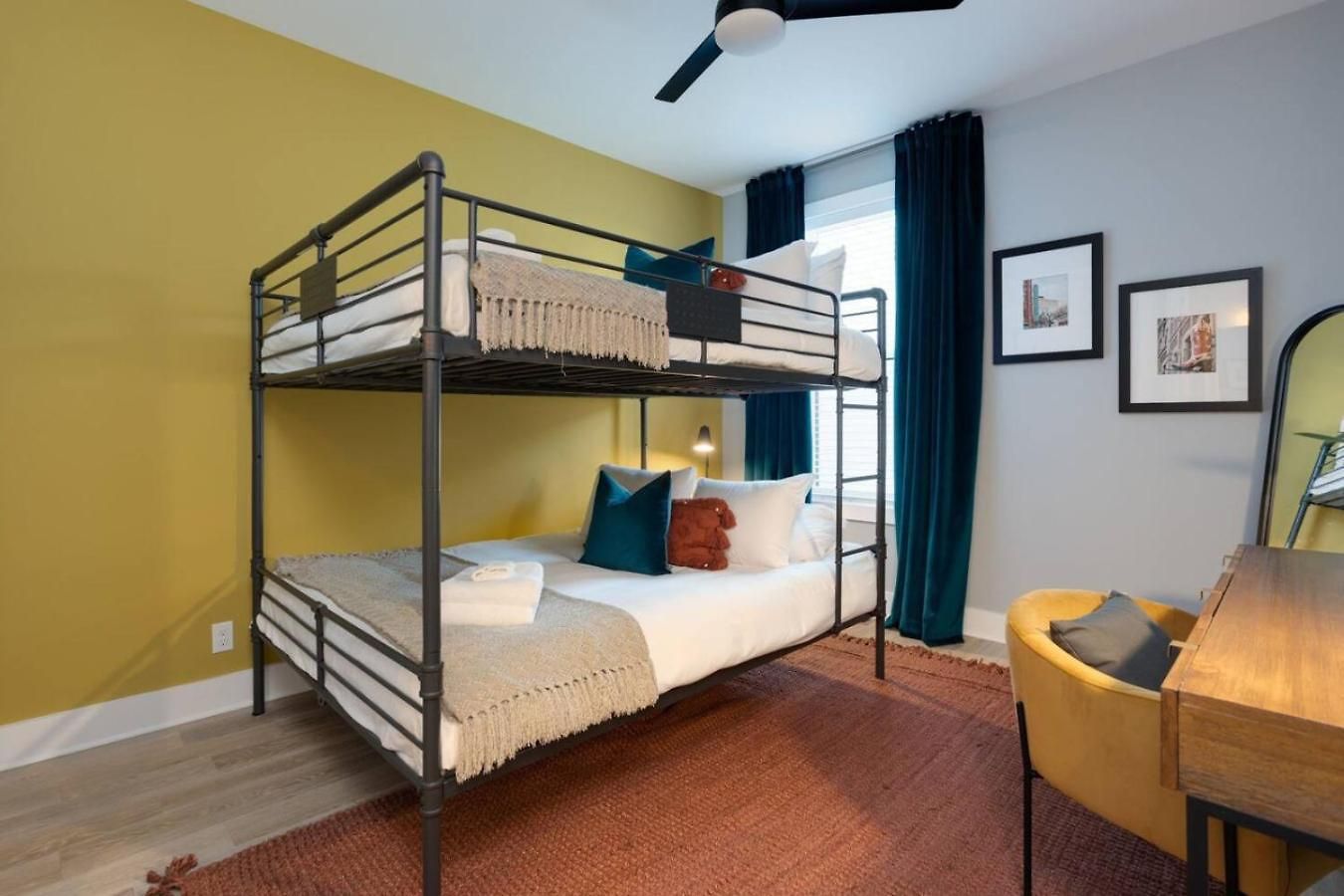 Luxury Downtown Townhome Elevated Skyline Views Holiday home *