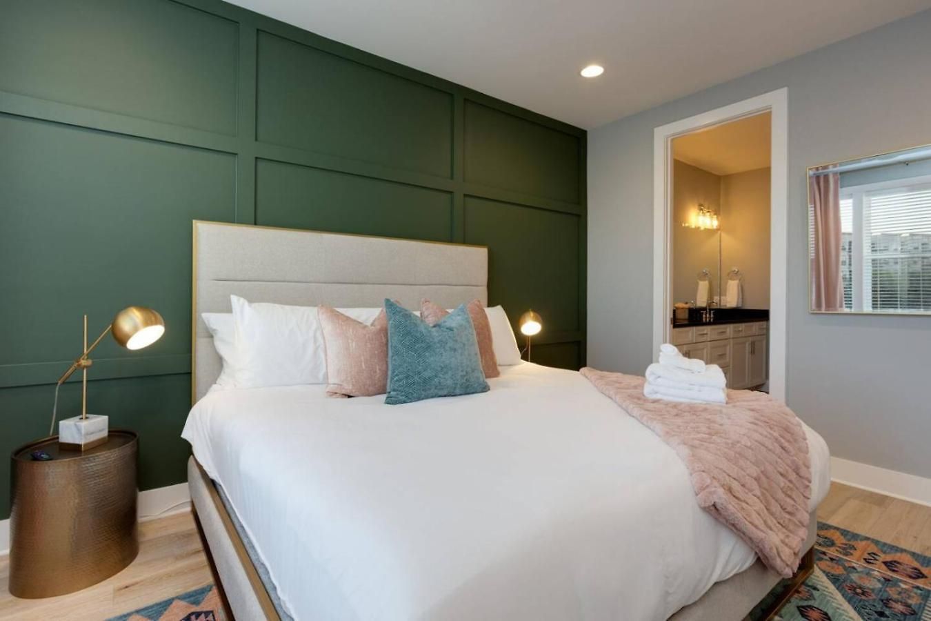 Holiday home Luxury Downtown Townhome Elevated Skyline Views *