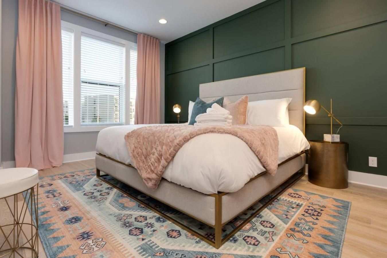 Luxury Downtown Townhome Elevated Skyline Views * Nashville