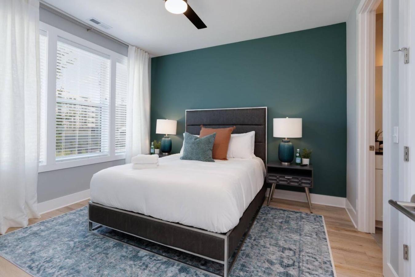 Luxury Downtown Townhome Elevated Skyline Views Holiday home *