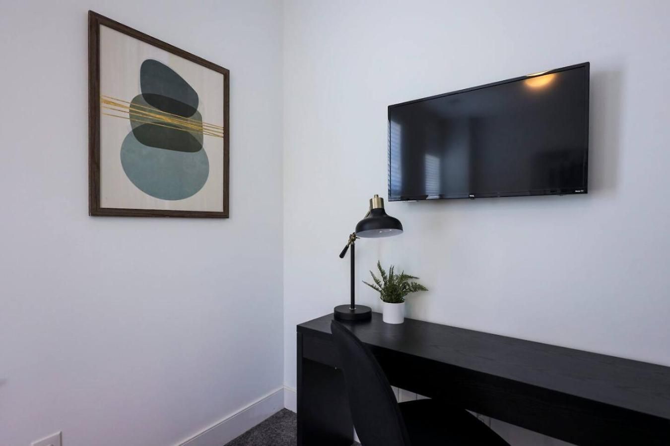 Minutes To Broadway Luxurious Gated Townhome Holiday home