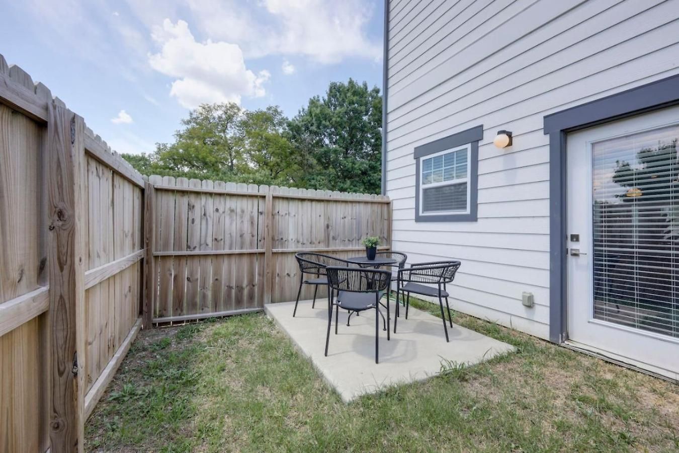 Minutes To Broadway Luxurious Gated Townhome Holiday home Nashville